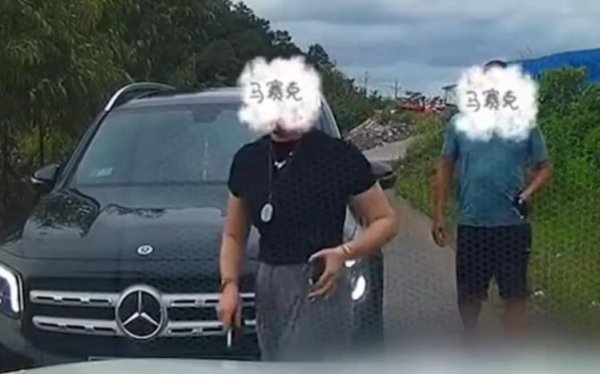 360配资 “亮证逼迫让路”奔驰女被曝亮的是假证, 律师: 情节严重可能触犯刑法