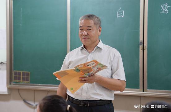 配资免费体验平台 微记录·聊城｜一位语文老师的37年，他坚持做“擦星星的人”