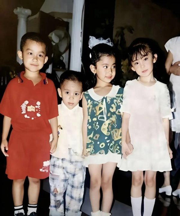 配资网站首页 童年时期的林青霞与小伙伴在一起，活泼可爱，天真浪漫