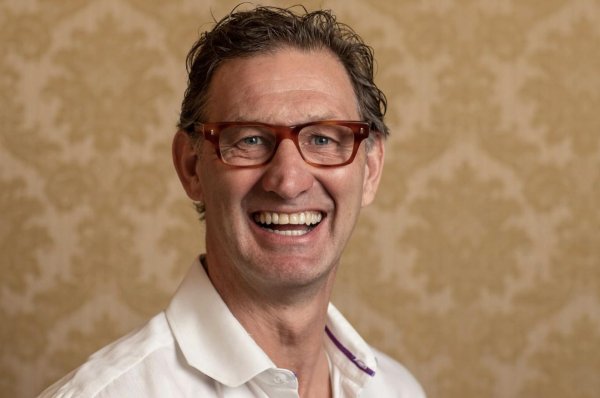 配资免费体验平台 亚当斯：温格为总迟到的赖特推迟了训练，之后他再没迟到过