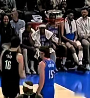 配资免费体验平台 亚历山大主动和杨瀚森打招呼: 第1次接头失败 第2次小杨羞涩回应